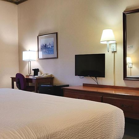 Magnuson Hotel West Liberty Екстериор снимка