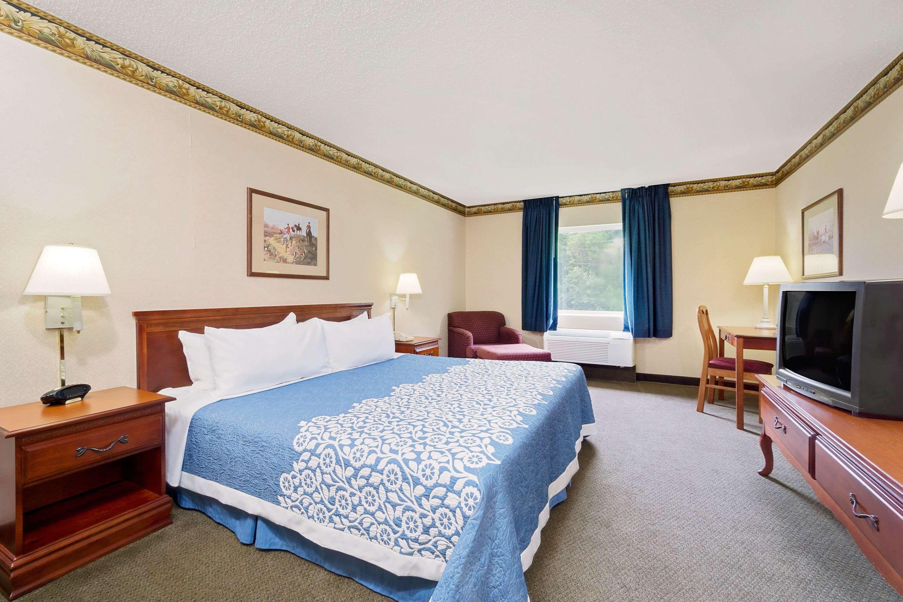Magnuson Hotel West Liberty Екстериор снимка
