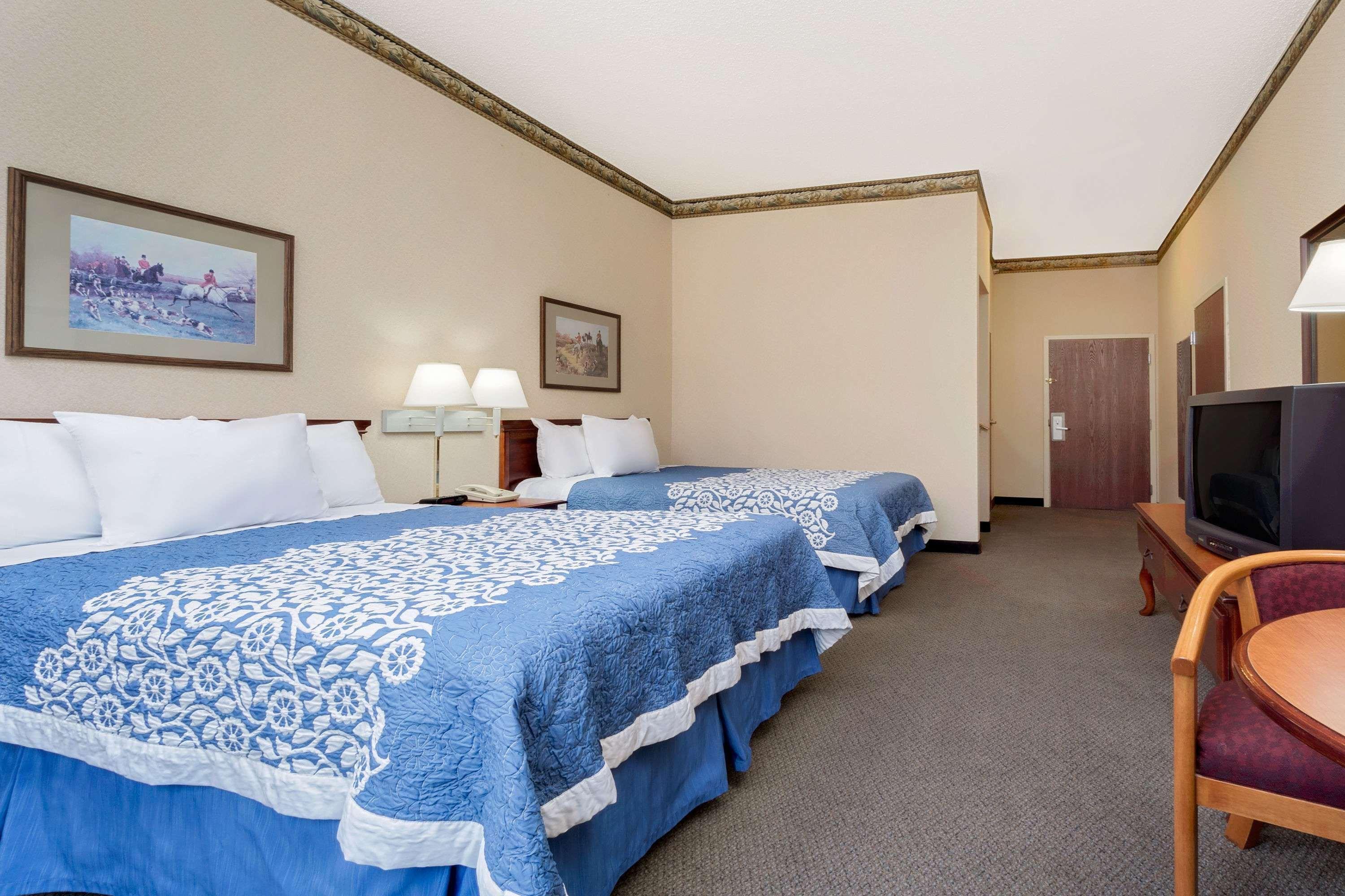 Magnuson Hotel West Liberty Екстериор снимка