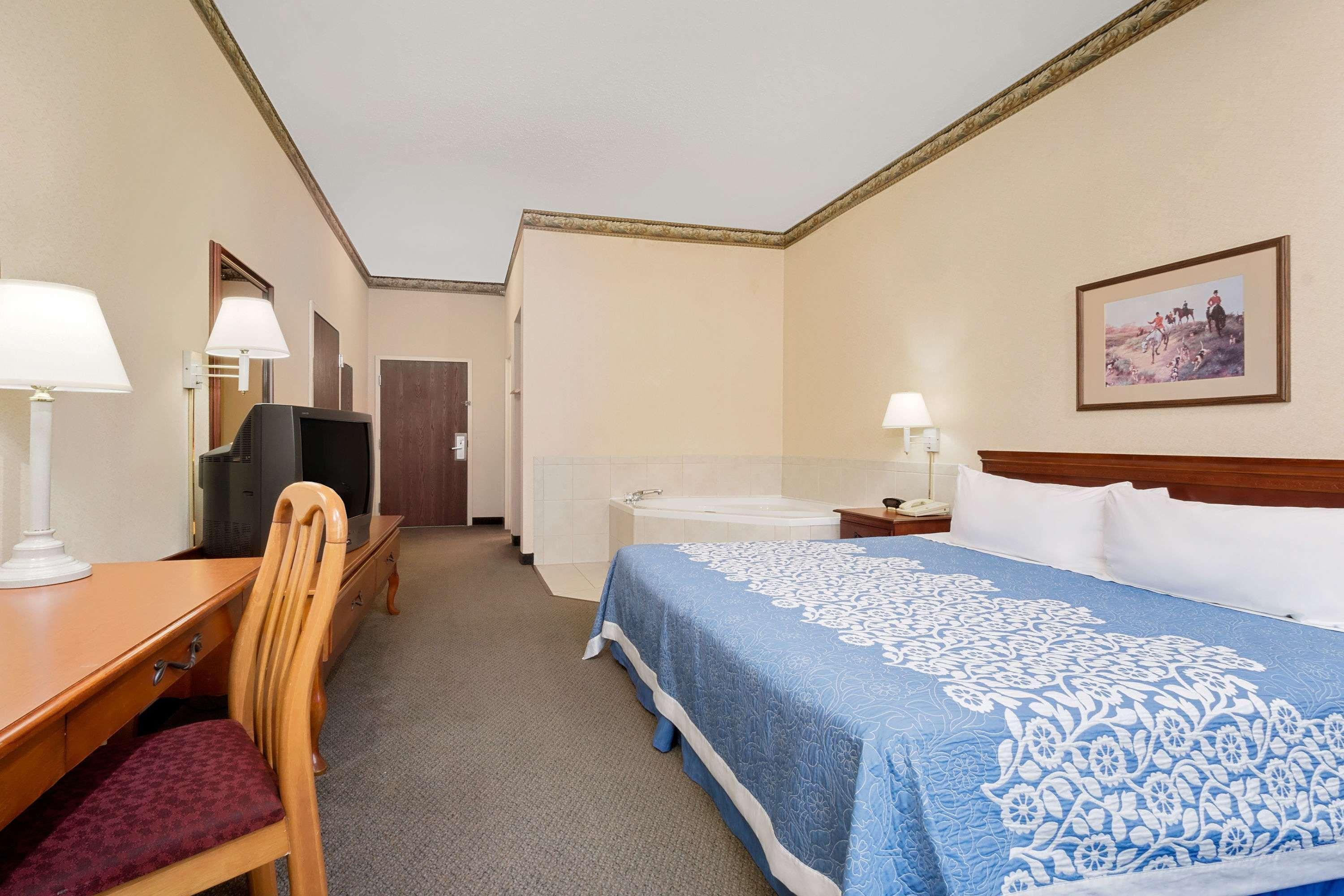 Magnuson Hotel West Liberty Екстериор снимка