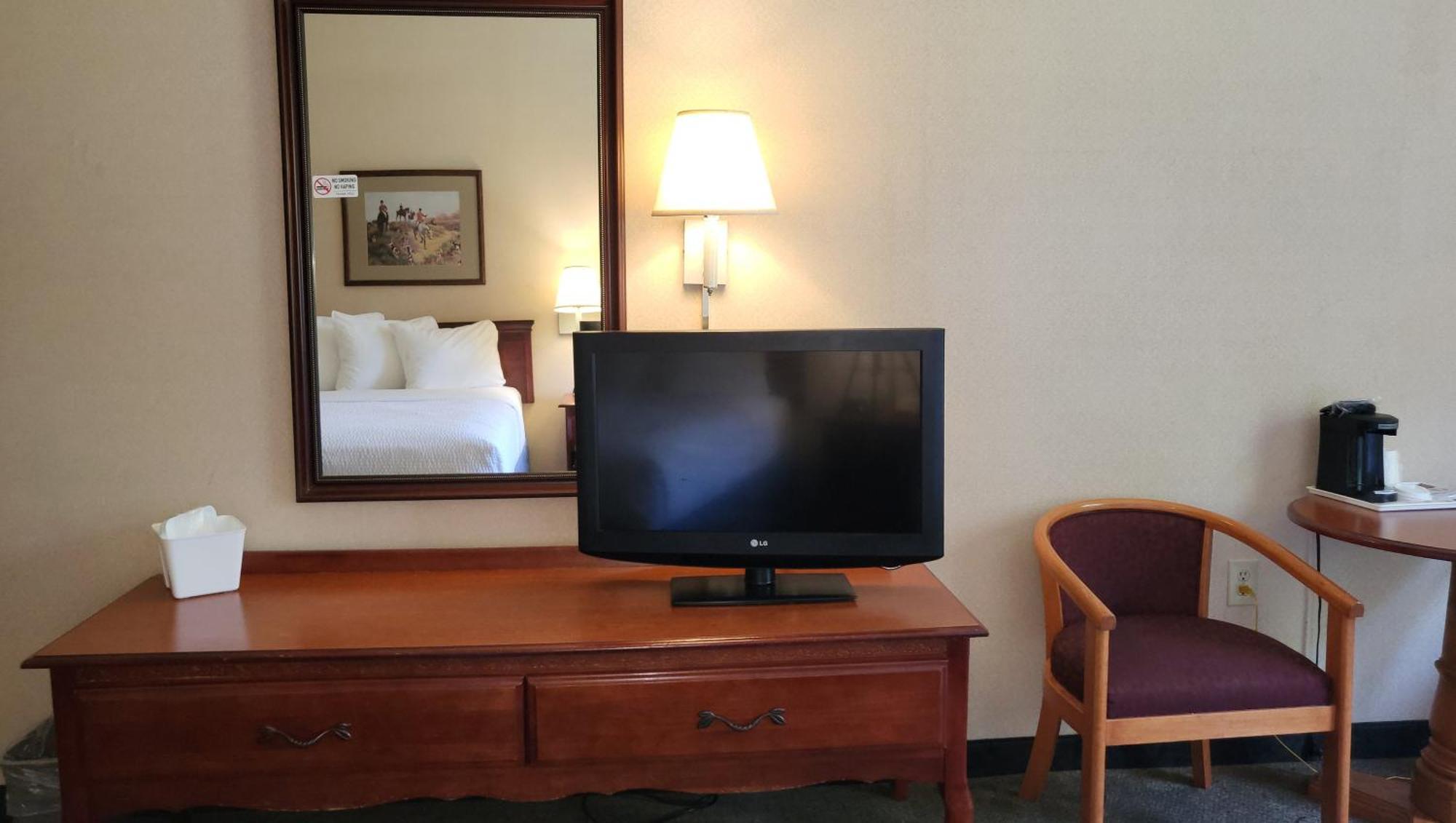 Magnuson Hotel West Liberty Екстериор снимка
