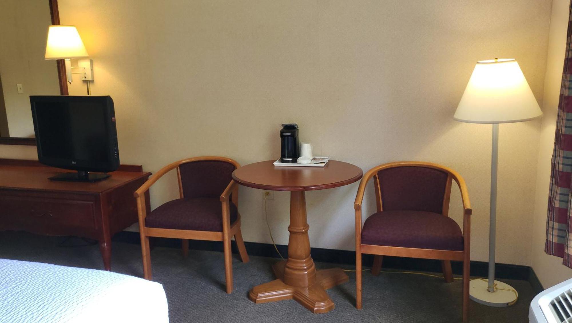 Magnuson Hotel West Liberty Екстериор снимка
