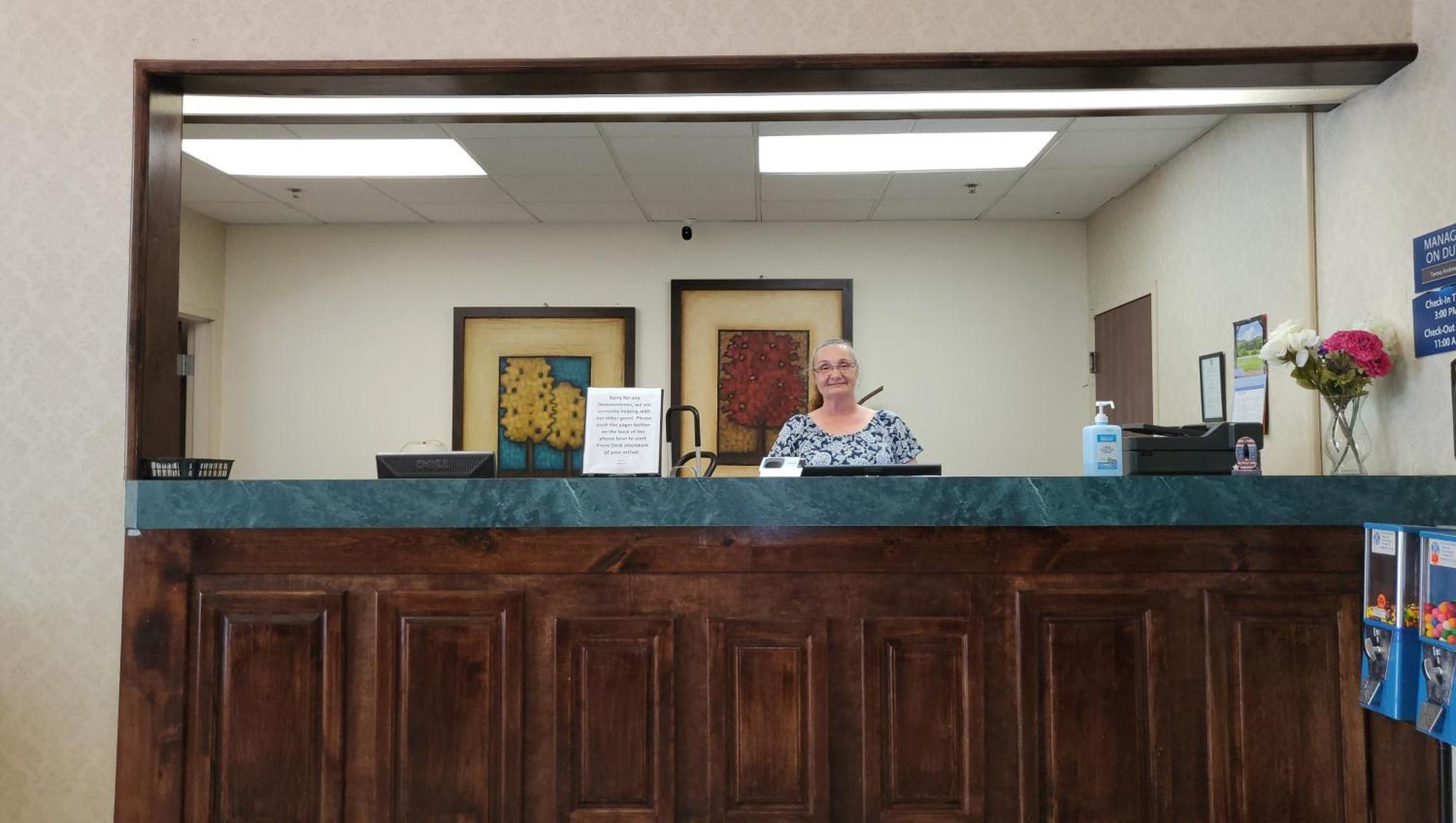 Magnuson Hotel West Liberty Екстериор снимка