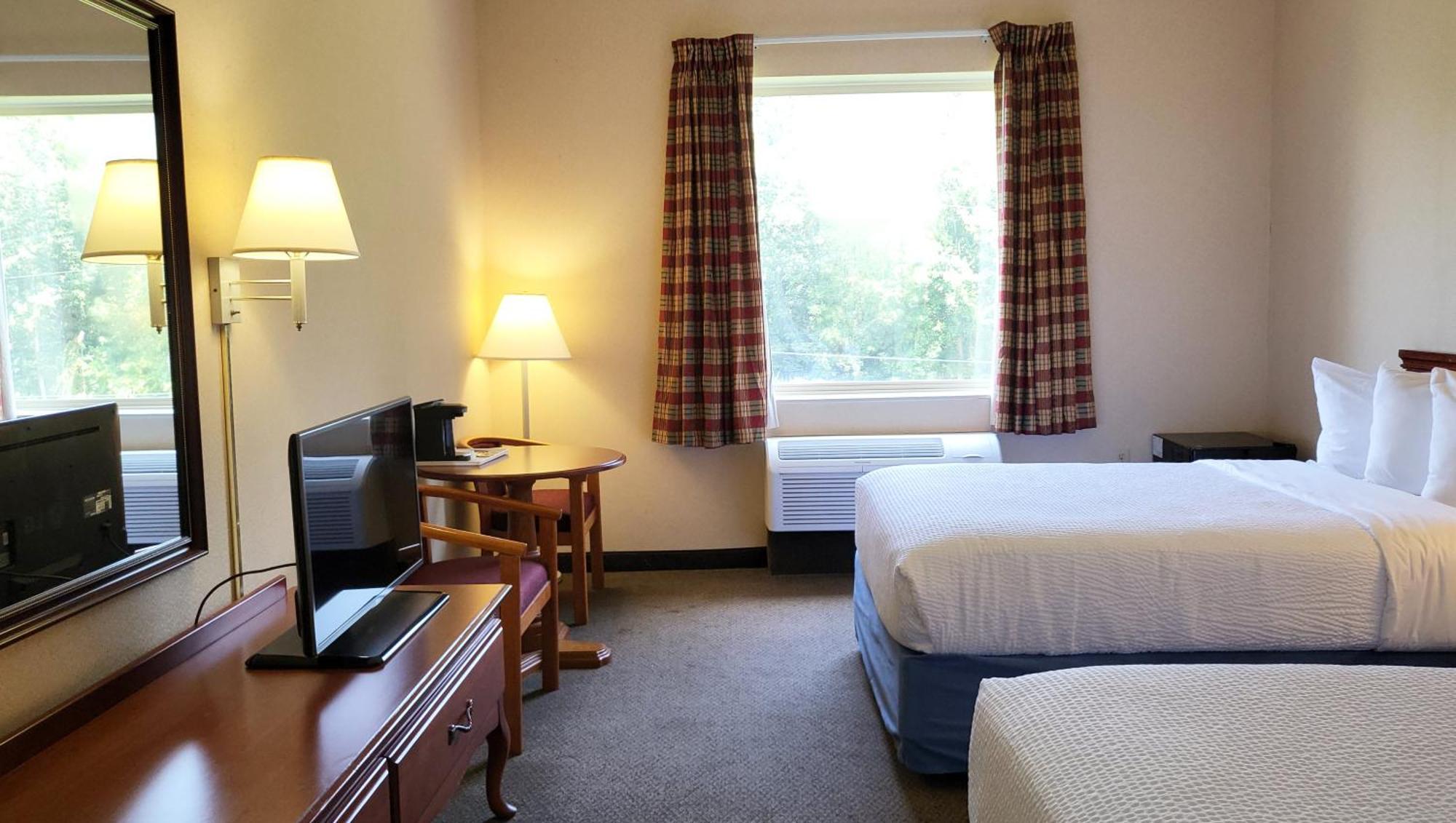 Magnuson Hotel West Liberty Екстериор снимка